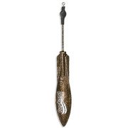 03_plomo_turkana_casting_evolution_pintado_varilla_larga_montada_roca.jpg